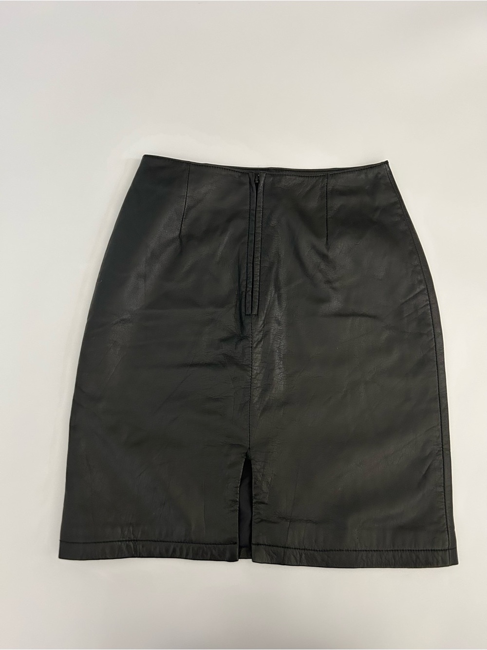 Vintage Wilson’s Leather Maxima Black Pencil Straight Skirt
90’s
Back Slit
Lined - Picture 5 of 11